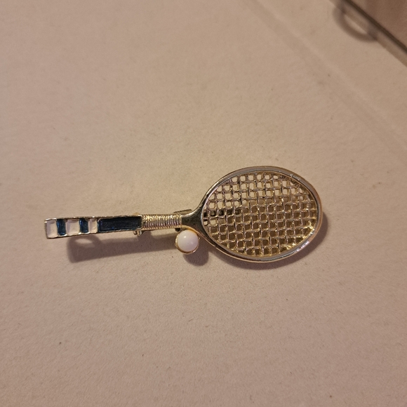 EUC Gerry’s Tennis Racketball Brooch Pin Pendant Gold Tone Blue Accents Vtg - Picture 2 of 5